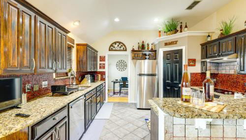 DFW Fun Awaits Family Home in Crowley! - Foto 2