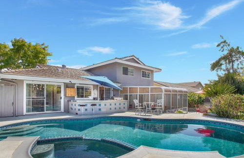 Charming Villa with Backyard Oasis Close to Beach - Foto 1