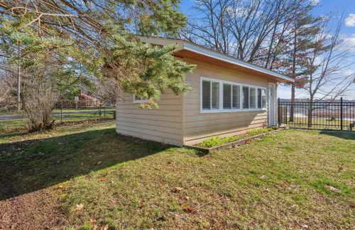 Cozy Lakefront Studio On Long Lake! Home by RedAwning - Foto 42