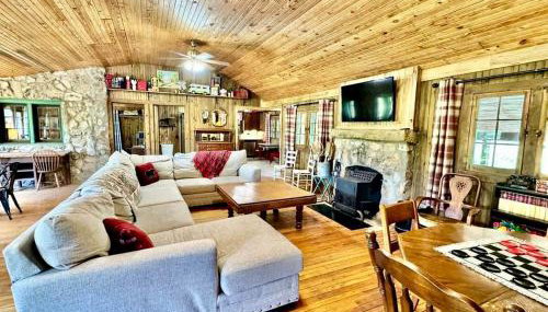 Tranquil Riverfront Cabin Retreat with Wildlife, Trails & Open Skies in Tahlequah, Oklahoma - Foto 3