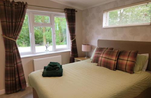 Luxury 2-Bed Lodge in Routh Sleeps 4 with Hot Tub - Foto 21