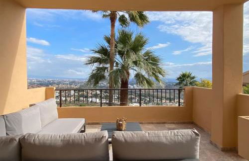 Elegant apartment, stunning views, fully renovated in la Hacienda del Senorio de Cifuentes - Photo 2