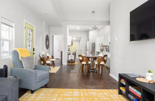 Chic 3BR Home with Fire Pit-Private Yard-Family Friendly - Foto 6