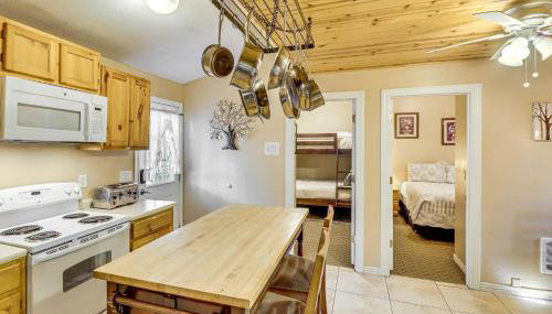 4 Mi to Rainbow Lake! Cozy Forest-View Gem w/ Deck - Foto 4