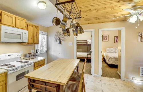 4 Mi to Rainbow Lake! Cozy Forest-View Gem with Deck - Foto 4