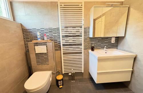 110qm- 4 Rooms - free private parking- free fast WIFI - Kitchen - near Wood- A Part Time Home - Foto 20