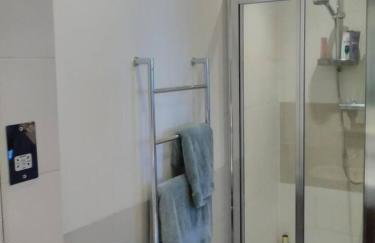 Super Kensington apt sleeps 2 to 4 with free WiFi - Foto 17