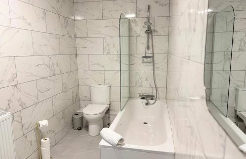 New Spacious 4 Bedrooms 5 Beds House Sleeps 8! - Foto 6