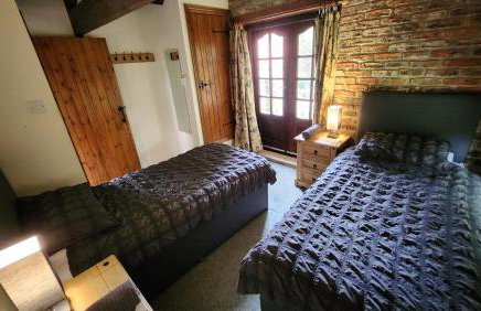 Stunning 2 Bedroom Guest House with Hot Tub - Photo 38