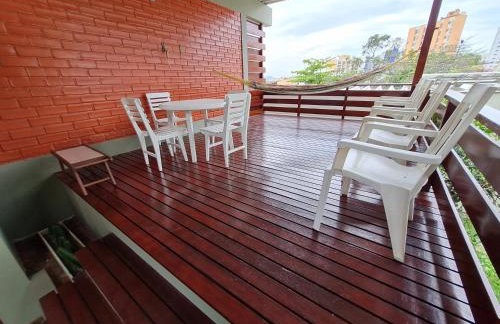 Casa Super Agradável, 250 metros da praia da Areia Preta, cinco quartos com ar, wifi, garagem, completa - Foto 11