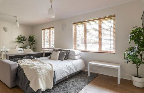 Bright 2BR Apartment - 2 Free Parking Spaces - Near LGW Airport - Foto 14