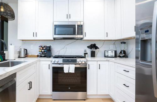 Newly Built Coastal Home with Yard - Foto 4