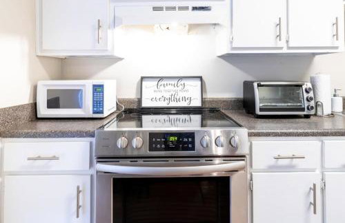 Wrap-Around Porch Uptown Stay-Pets Welcome! - Foto 3