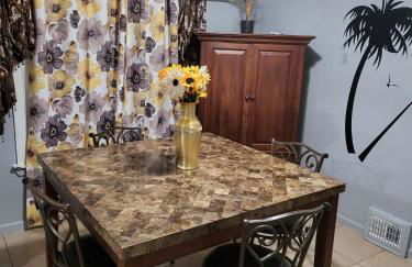 At the Center of Dearborn, MI 2 Bedroom apartment with backyard and balcony - Foto 2