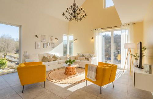 Spacious Home Sauna Hot Tub Pool Patio BBQ - Photo 1