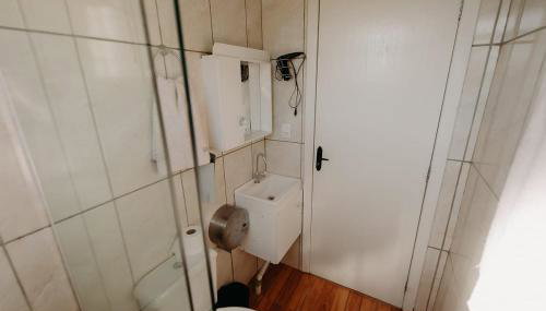 Ótimo custo benefício 2km centro wifi fogão lenha - Foto 2, towels, Shower