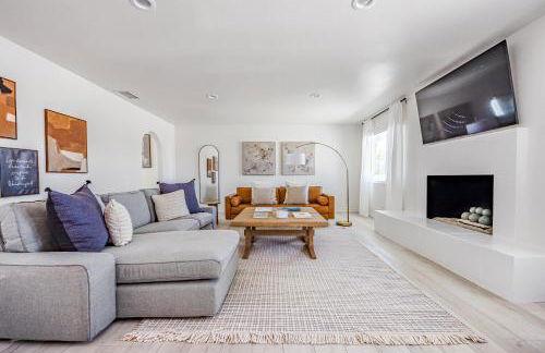 Spacious home with pool, fireplace, outdoor deck - Foto 10