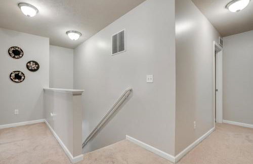 Spacious Family Getaway with Yard in Kalamazoo! - Foto 12