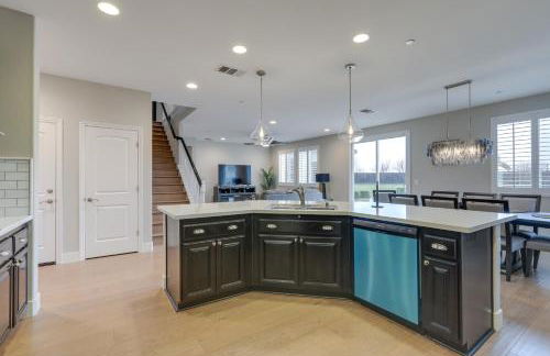 Luxe Roseville Home with Pool and Hot Tub! - Foto 11
