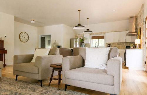 Speakeasy Family Retreat with Skyline Views - Foto 6