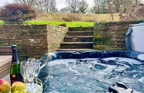 16th Century Farm House,6 Beds,5 BATHROOMS,SLEEPS 15,BBQ,HOT TUB,CINEMA ROOM WITH SURROUND SOUND,With Cymru Holidays - Foto 14