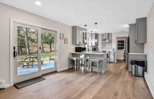 3 Bedroom Hilltop Escape with 5 Private Acres and Hot Tub - Foto 4