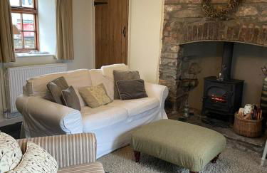 Cosy River Cottage in Brecon with a Fireplace - Photo 23