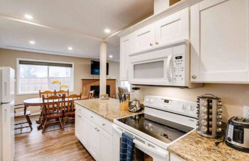 Beautiful 2 Bedroom Unit w/ FAST FREE WIFI - Photo 11