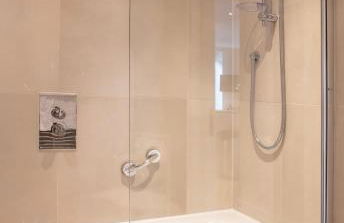 Westminster 2 bed 2 bath apartment with Air-Con - Photo 11