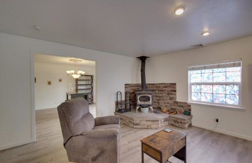 Crescent City Home with Hot Tub Half-Block to Beach - Foto 5