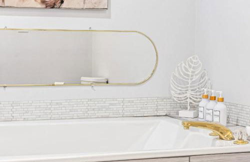 New Renovated 5BD Home with Hot Tub Sauna & Game Rm - Foto 34