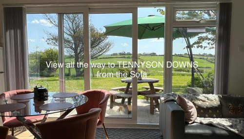 VALLEY VIEW self-catering coastal bungalow in rural West Wight - Foto 2