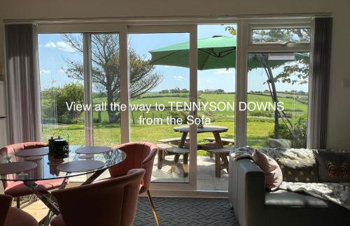 VALLEY VIEW self-catering coastal bungalow in rural West Wight - Photo 2