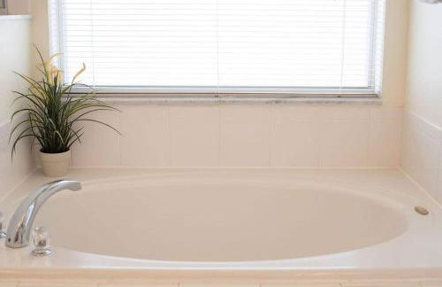 545 -Beautiful 4 Bed Home with Sparkling Pool and Games Room - Foto 28