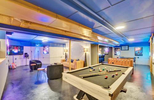 Lux Retreat with Indoor Swim Spa Game Lounge Theater Hot Tub Sauna - Foto 1