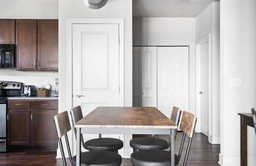 2BR Balcony Suite Gym & Pool Downtown at CityWay - Foto 32