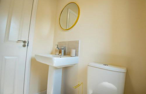 Luxury 5BDR with City Access, Free Parking and Wi-Fi - Photo 39