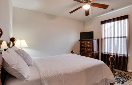 Spacious Home with Fireplace - Near Golf! - Foto 31