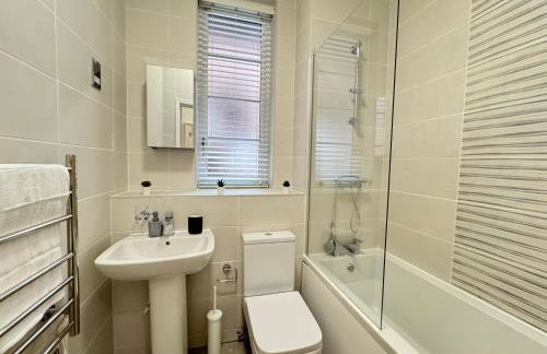 STUNNING APARTMENT - 2 DOUBLE BEDROOMS - EN-SUITE - FREE ALLOCATED PARKING - JQ QUARTER - BIRMINGHAM CITY CENTRE - SLEEPS 6 GUESTS - 2 BATHROOMs - Foto 10