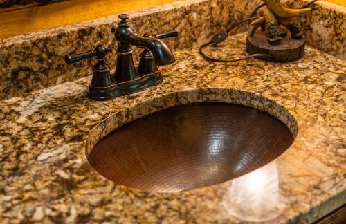 River Lodge Escape with Hot Tub - Foto 24