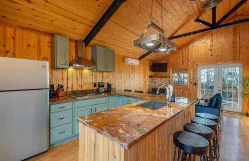 6 Br Cabin Hot Tub Fire Pit Min to Hatley Pointe - Foto 20