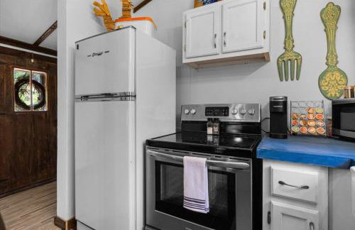 The Heartwood Hideaway-Charming Cabin Getaway-Trails, Creek, and Starry Nights - Foto 43