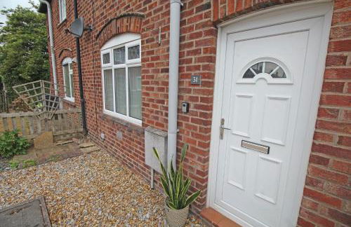 Recently Refurbished 3 Bedroom Home with Parking - Perfect for Longstays - Sleeps 8 - Photo 5