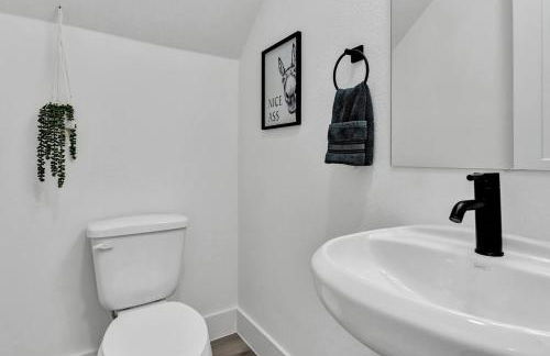 Dallas Escape w/ Rooftop + Yard • Sleeps 10 - Foto 16