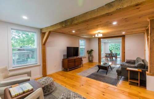 Rustic Luxe Creekside Retreat with Hot Tub and Fire Pit, Minutes From Hudson - Foto 31