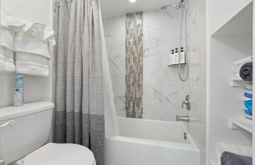 Mid-Century, Two-story with private Balconies & Pool view - Foto 17