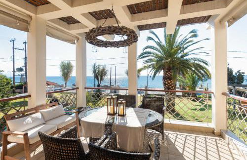 Vitamin Sea Beachfront Villa, Sithonia #FeelsLikeHome - Photo 1