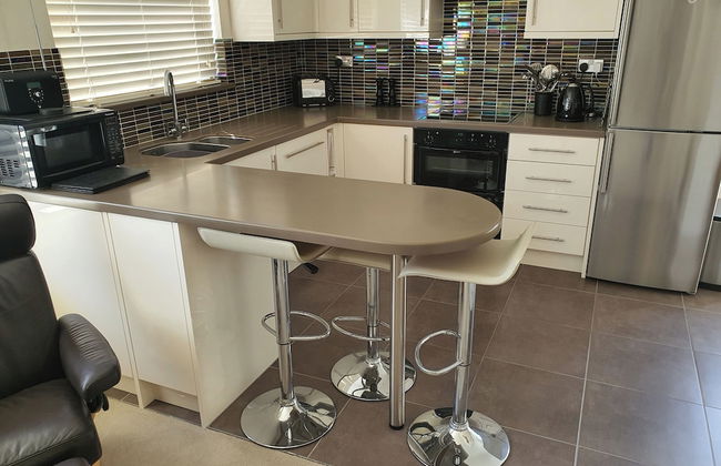 Cozy Cottage Retreat in Swansea - Photo 4