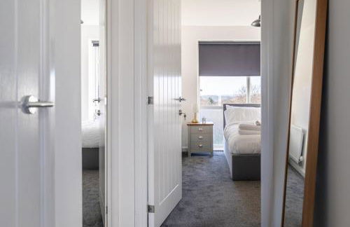 Lane End - Bright & Spacious 2-Bed Flat with Balcony & Parking - Foto 7