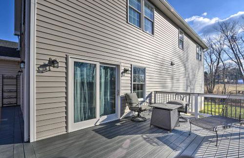 Morrisonville Manor with Fire Pit and Hot Tub! - Foto 33